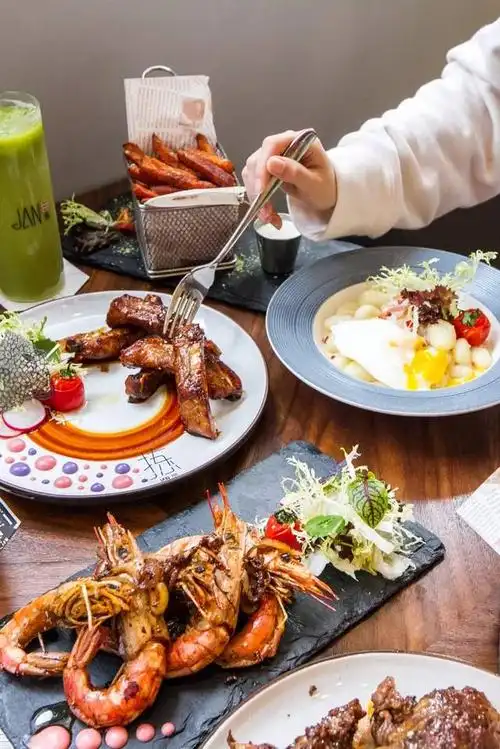 昨天的情人节,我一个人去吃了双人份西餐.