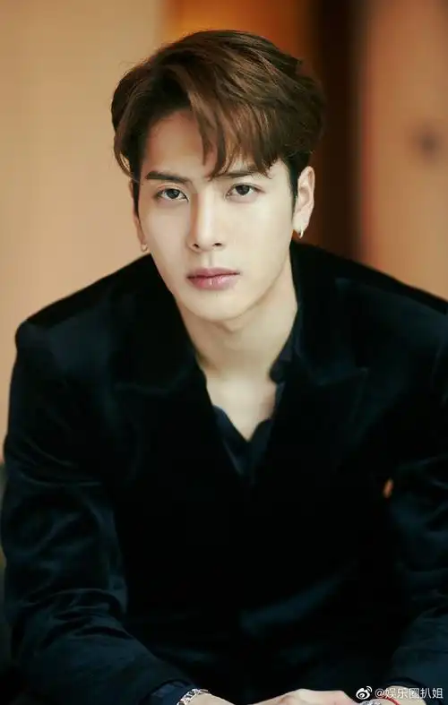 王嘉尔说他2021最大的收获是回国了……__财经头条