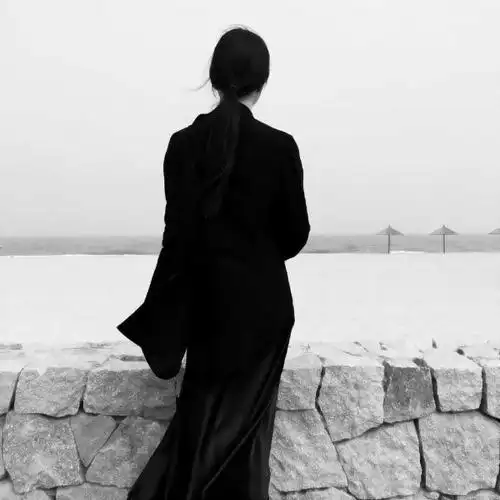 黑白头像女生冷酷背影