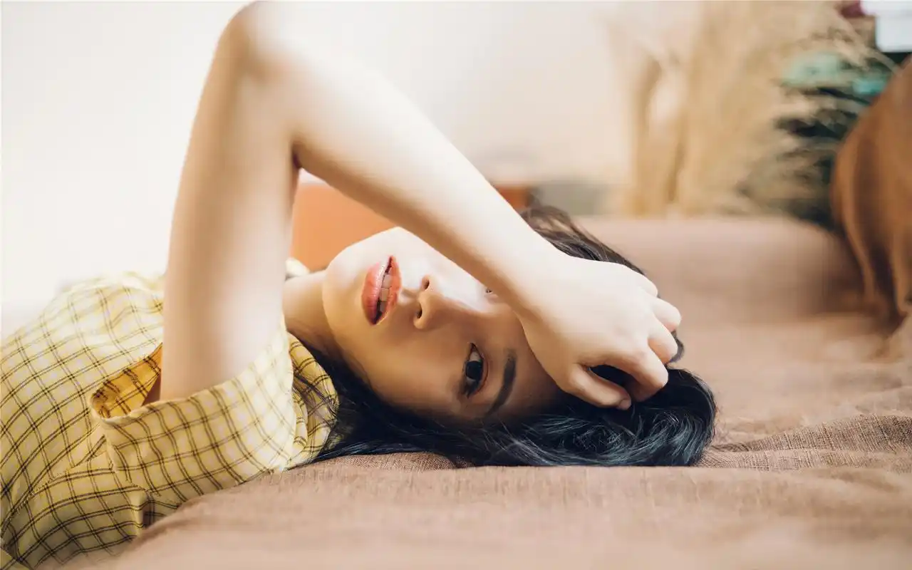 长发美女复古气质高清桌面壁纸