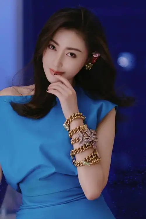 张天爱亮相纽约大秀气质出众展现非凡时尚态度