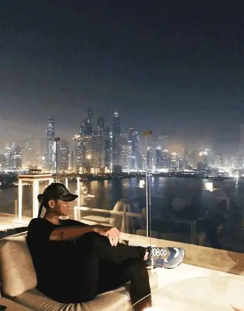 黄子韬外出游玩放飞自我,网友们哭笑不得!