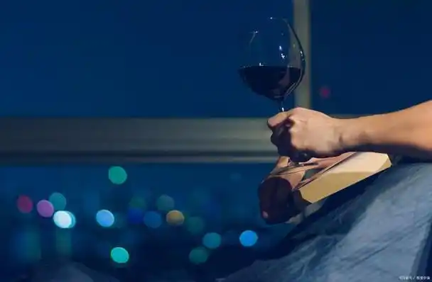 夜晚的迷思:一杯酒,是否真能带你走进梦境