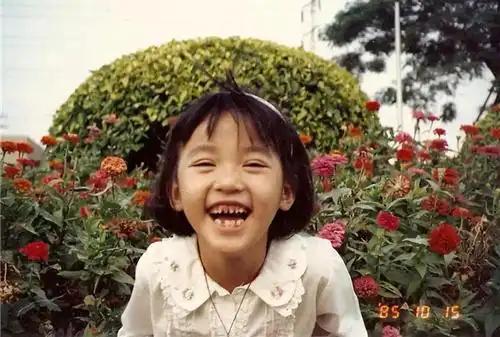 因为父母工作忙,童年时的陈意涵和爷爷奶奶住在乡下,每天自己坐在台阶