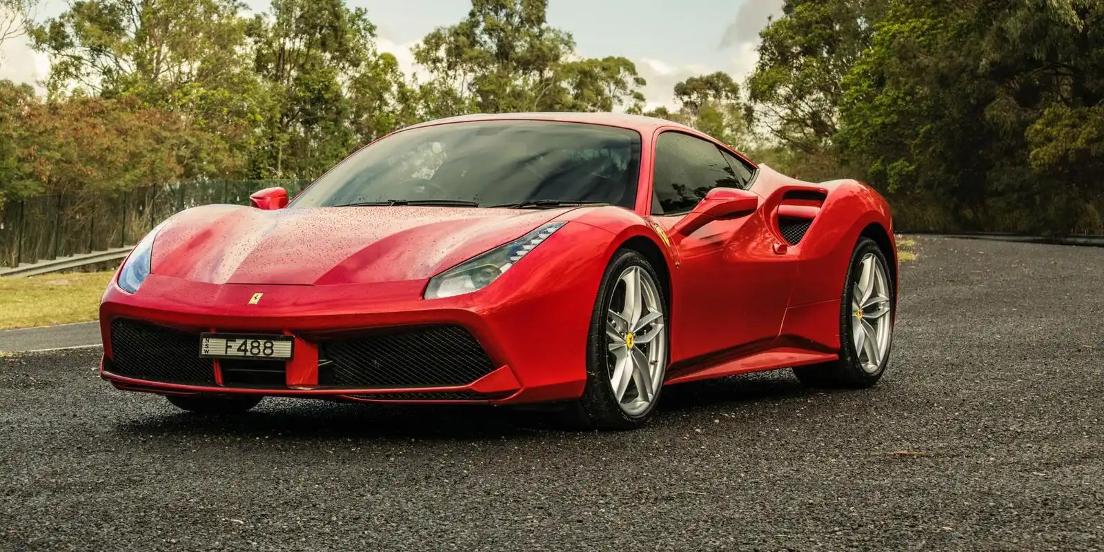 探秘法拉利488 gtb: 豪华跑车市场的领导者