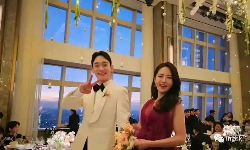 有参加婚礼的好友,公开了婚礼现场照片,金钟大妻子的正面照也首次曝光