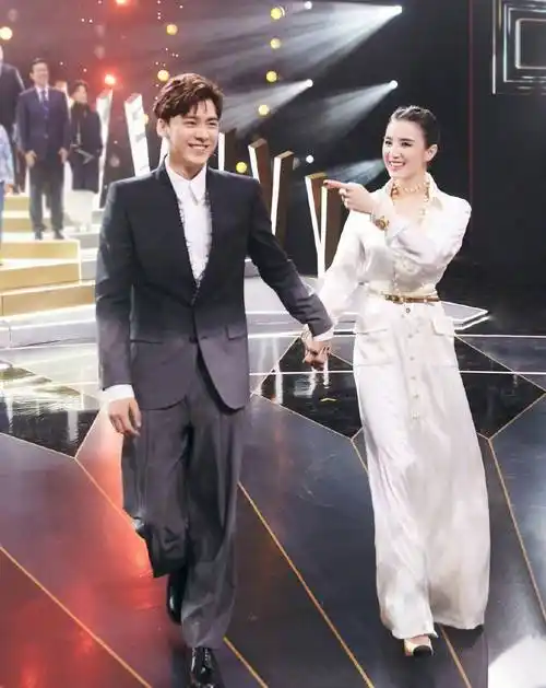 宋佳摇身一变成了时尚女魔头,真是又美又飒,和气场很强的袁咏仪在一起