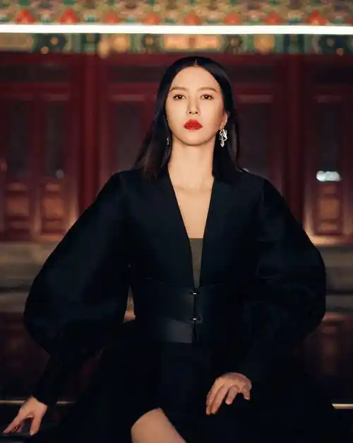 一嗓子震醒摇滚乐,差点把王力宏拉下神坛,她的实力究竟有多强_谭维维