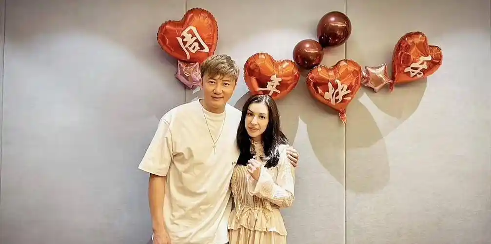 坐在关喆妻子旁边的老人是他的岳父.