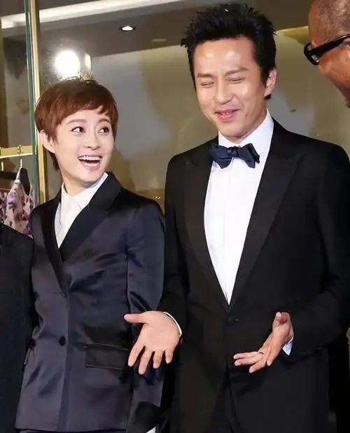 孙俪深夜发文告别婚姻邓超被曝出轨19岁嫩模是爱碎还是躲债