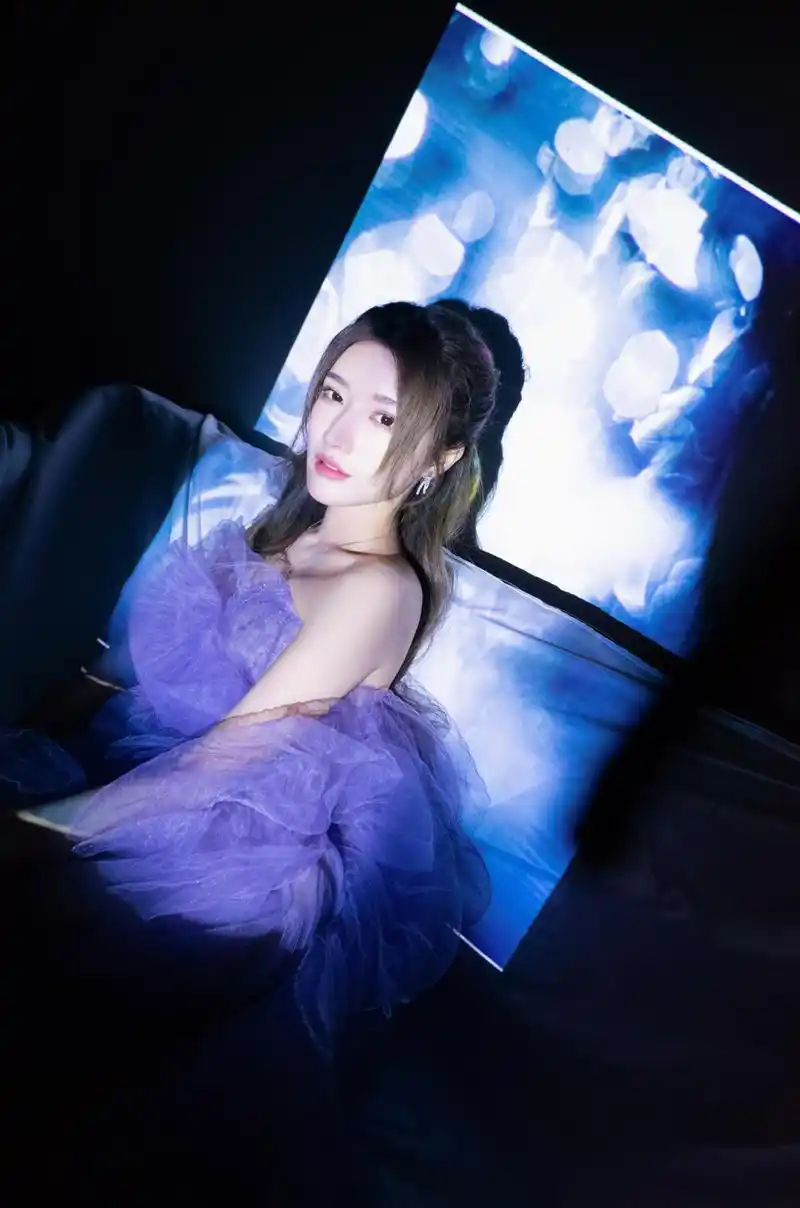 戴燕妮写真,一袭紫色纱裙,神秘优雅,性感迷人