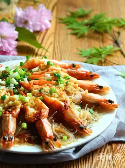 【蒜蓉粉丝蒸大虾的做法,蒜蓉粉丝蒸大虾的家常做法】美食杰菜谱做法