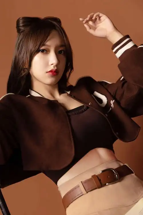 程潇百褶裙大长腿性感写真