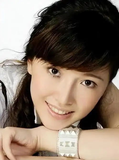 她的外公和外婆都曾是参与"抗美援朝"行动的军人,并始终对军人持有