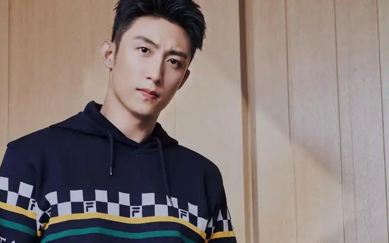 电脑壁纸 明星 大陆明星 黄景瑜时尚休闲阳光干净迷人写真