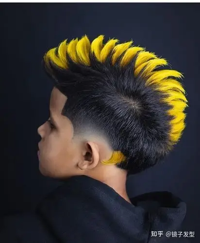 大多小男孩还是喜欢比较个性一点的发型,像这种飞机头就是很不错的