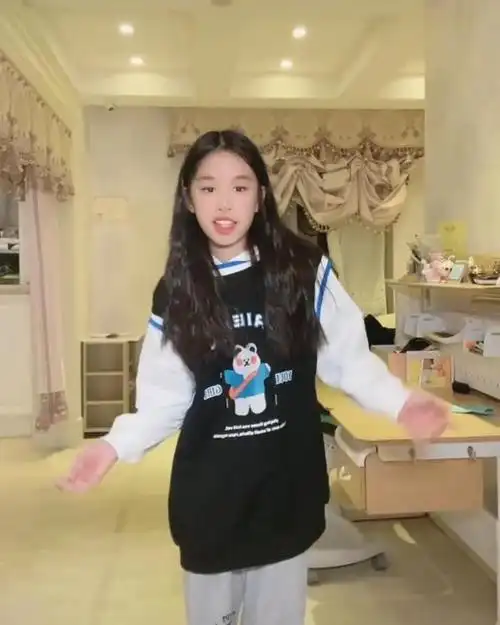 张庭12岁的女儿林家菱晒自己跳舞视频