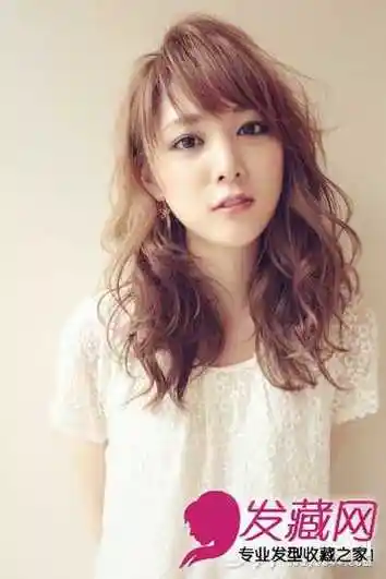 亚麻色卷烫发发型显飘逸柔顺质感