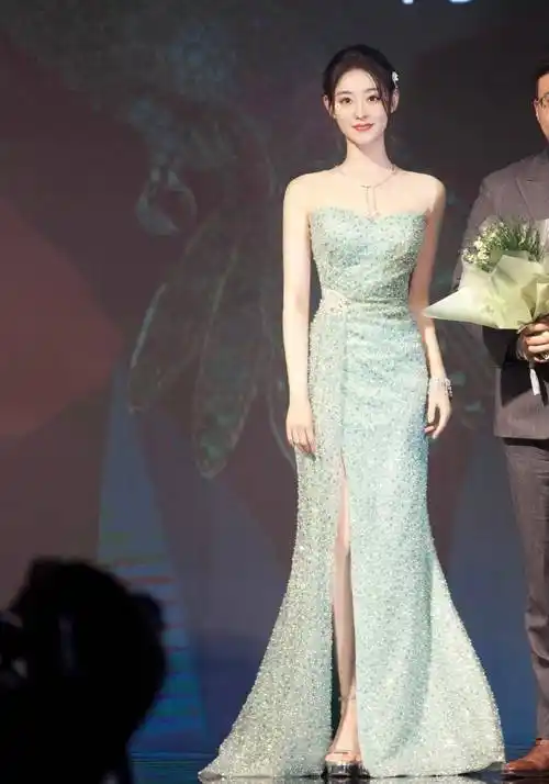 祝绪丹芭莎珠宴浅绿开衩礼服,完美平衡性感与清纯!_时尚_连衣裙_珠宝