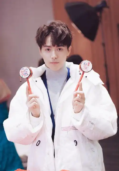 马天宇侧颜随拍