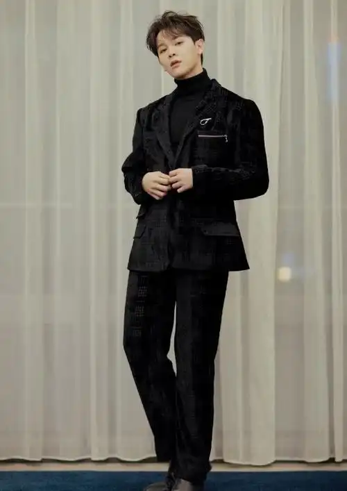 "南艺校草"尤长靖颜值太能打,土色西装都能驾驭,下一个鹿晗!_网易订阅