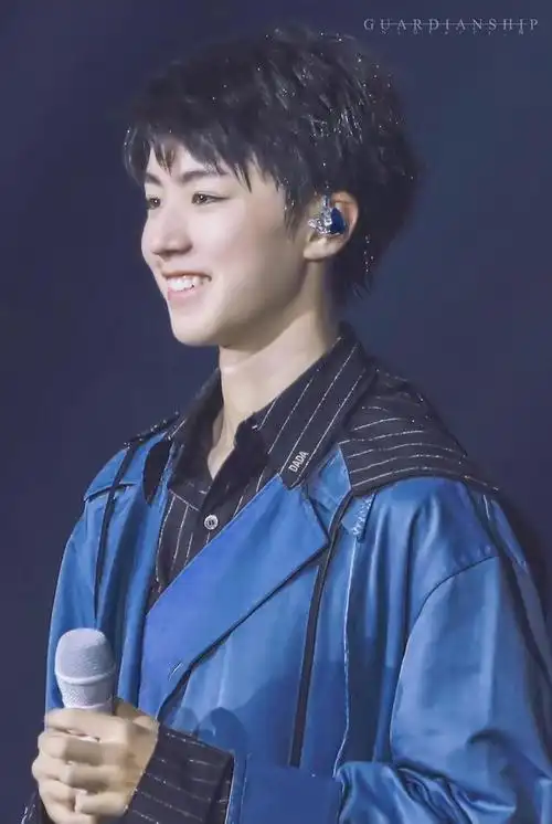 240208 蓝莓蛋糕日,追光少年王俊凯的温暖庆生会!