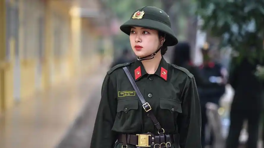 越南,一位19岁女警的自述:在这里会被罚站!但我们长大了! - 知乎