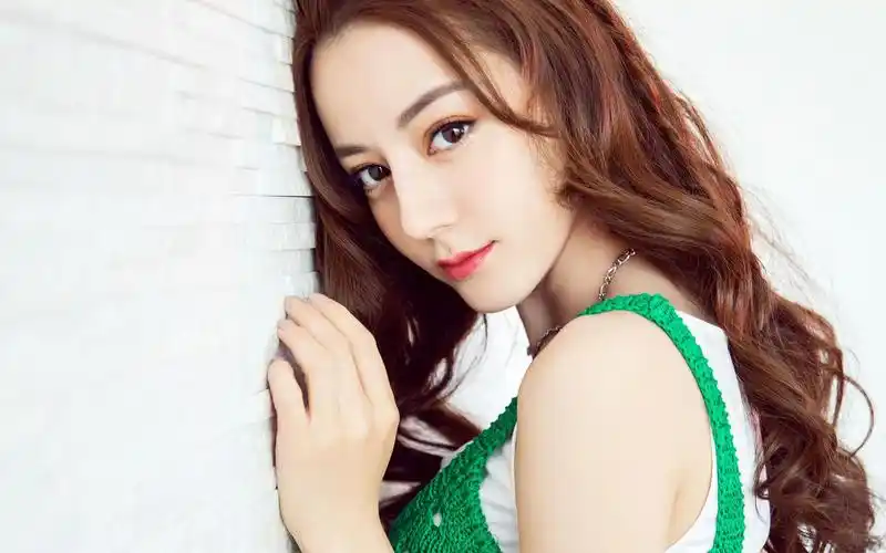 迪丽热巴清新动人写真