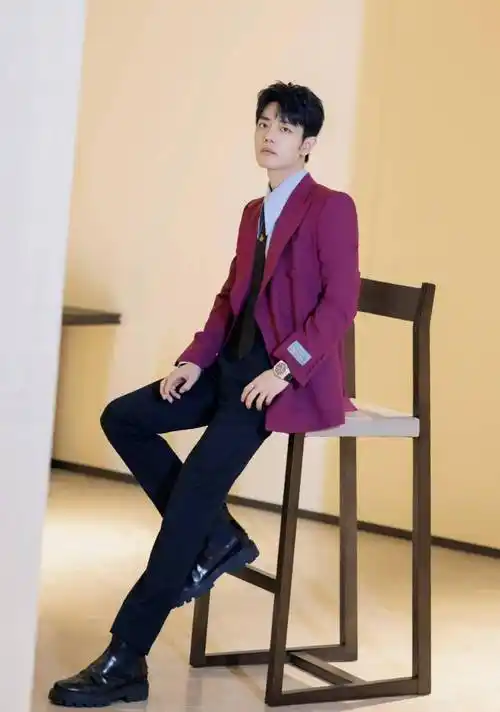 男星肖战时尚写真:剑眉朗目,清新俊逸