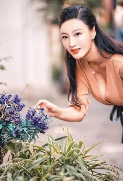 王李丹妮出演干练女强人 职业套装穿出性感范儿