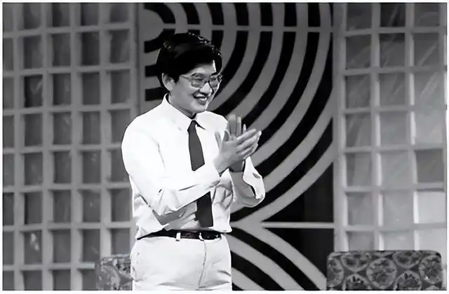 当时参加考试的年轻人有几百名,抱着试一试的心态,曹可凡也去参加.