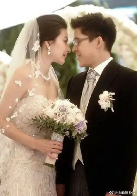 当年,郭晶晶结婚时,郭父母退回1100万彩礼,和价值3亿的四合院,婚礼