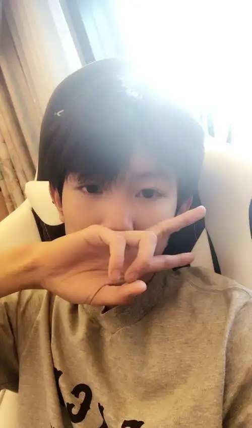 王源生活自拍照图片