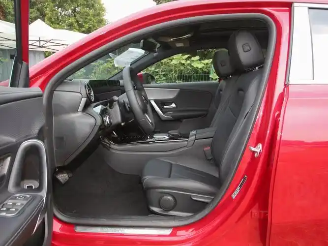 北京奔驰 奔驰a级 2022款 改款 a 180 l 运动轿车