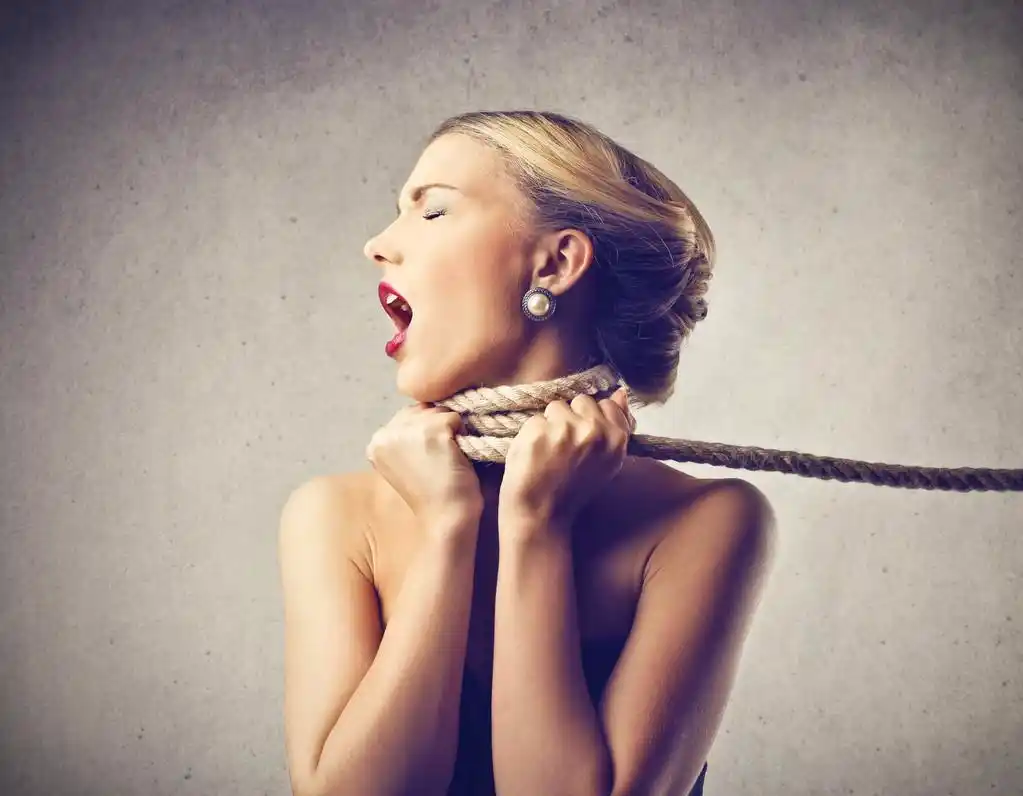 美丽的女人尖叫,用一根绳子在她脖子上的女人