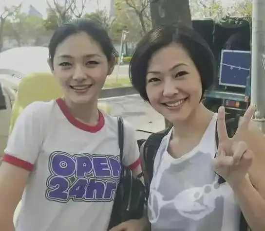 小s现身香港人气高真人又美又瘦超活泼仨女儿成摇钱树胜过大s