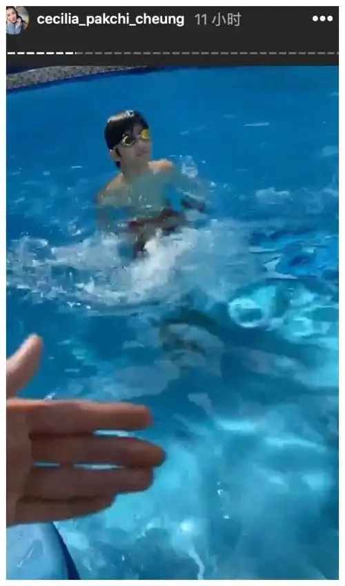 张柏芝晒13岁儿子腹肌照身材不输爸爸谢霆锋网友这不算腹肌