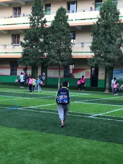 第一天上小学,妈妈拍的我长大的背影