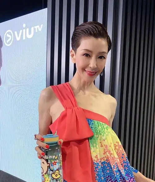 伍咏薇52岁了仍然又飒又酷大背头搭配一条彩色连衣裙超洋气