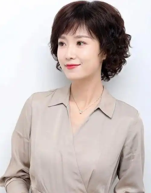 女人爱美到什么时候都不晚,就算是到了50岁的年龄阶段,我们也照样可以