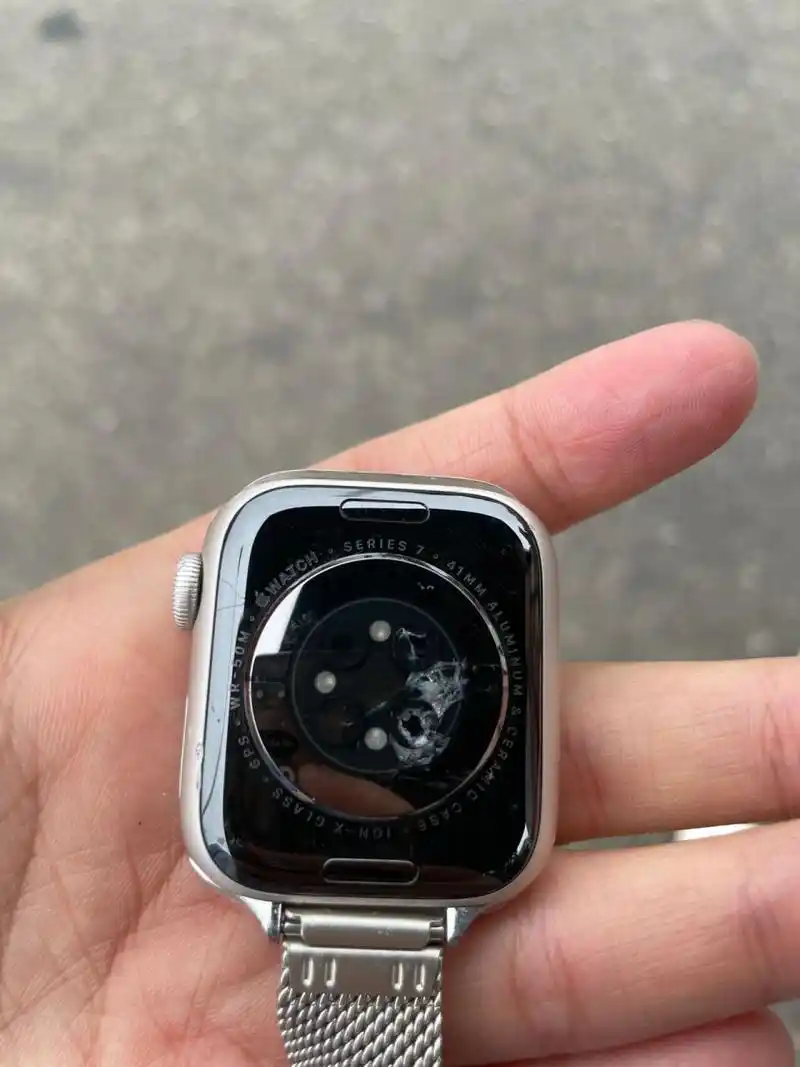apple watch摔坏预估维修费用多少 如图三张,主屏幕没问题,主要是背面