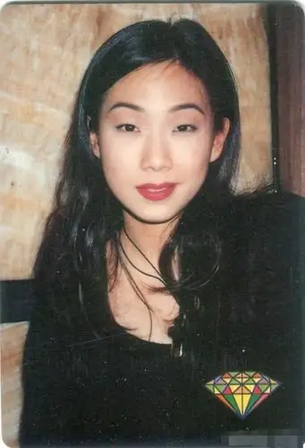 林忆莲53岁了,爱情甜蜜特显年轻,20岁的女儿却不及后妈漂亮