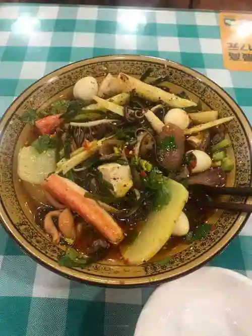 位置在三河场中午一点过左右到大厅里都还是有几桌