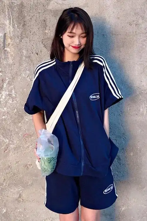 小姐姐穿了一套深蓝色的运动装,衣服的颜色和造型设计真的很像校服