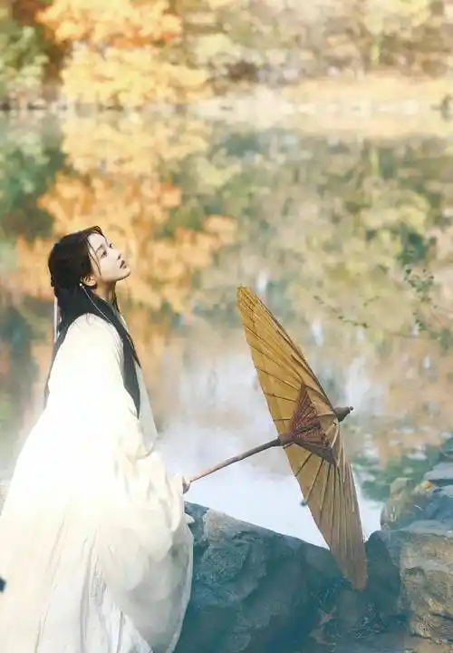 姜贞羽古风写真,撑伞执花,素雅纯净,意境朦胧唯美,氛围感满满_落叶