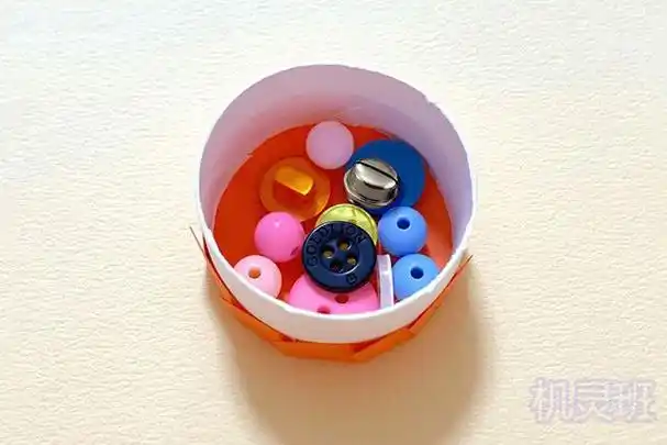 废物利用自制能发声的幼儿乐器卫生纸芯手工做手铃鼓步骤图解