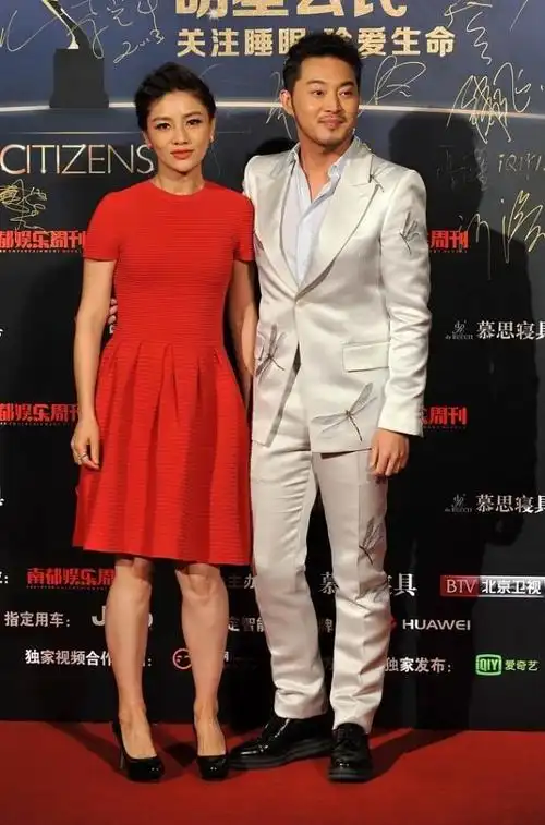 胡可与老公沙溢同框,"一白一红"穿搭真亮眼,越看越有夫妻相_腾讯新闻