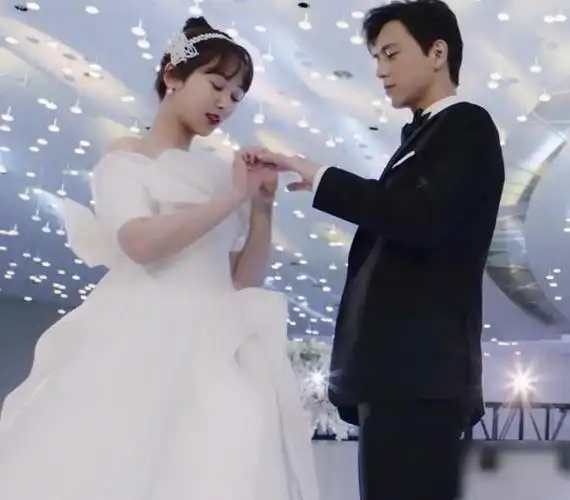 童颜夫妇世纪婚礼花絮,谁注意李现看杨紫的眼神,糖分都溢出屏幕了