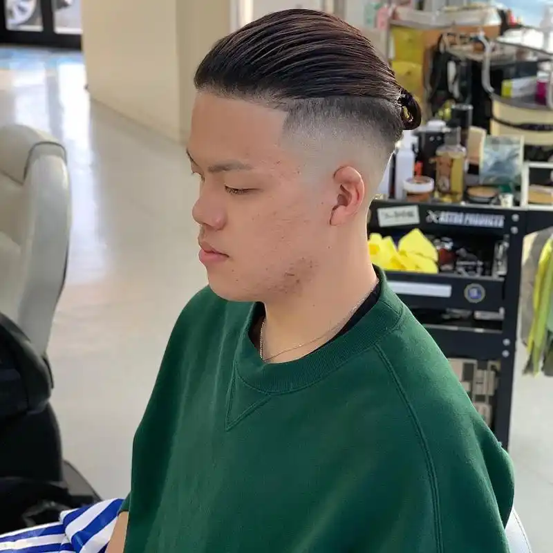 不连接男士发型也是当下很流行的一种,把周边推短头顶区留长,上下形成