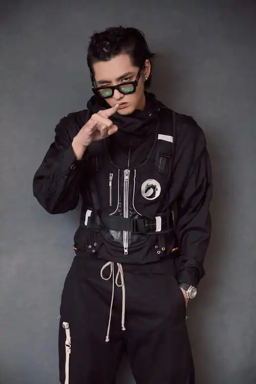 吴亦凡镂空西装绅士写真图片图片